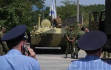 Остановка российских БТРов в Севастополе (две версии + фото)