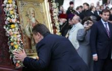 Янукович поджидает патриарха Кирилла у входа в храм