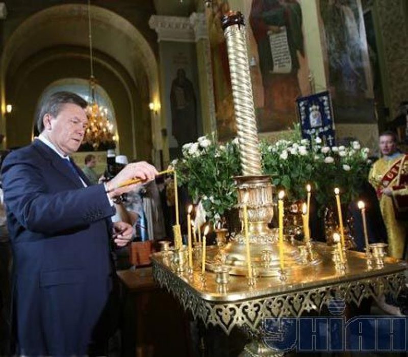 Лидер Партии регионов ставит свечу в Свято-Троицком кафедральном соборе