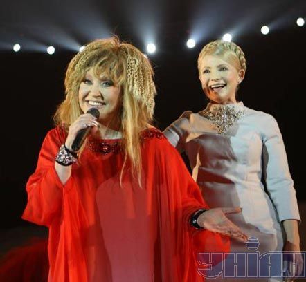 Премьер-министр Украины Юлия Тимошенко и народная артистка СССР Алла Пугачева на юбилейном концерте по случаю 60-летия певицы, в Киеве. Фото Александра Прокопенко / POOL / УНИАН