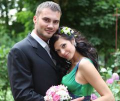 Виктор Янукович-младший со своей женой Ольгой после церемонии бракосочетания. Донецк, 1 августа