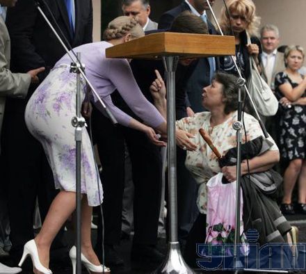 Жительница Боярки на коленях просила у Тимошенко денег (фото)