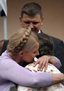 Жительница Боярки на коленях просила у Тимошенко денег (фото)