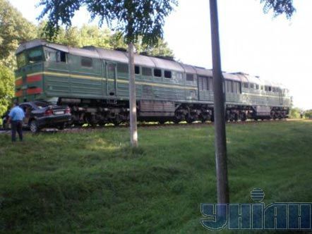 Розбитий автомобіль на залізничній колії