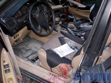 Розбитий автомобіль на залізничній колії