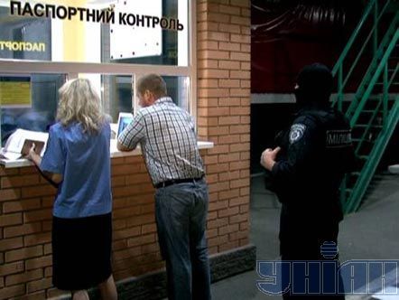 Милиция депортирует уголовных авторитетов в Россию (фоторепортаж)