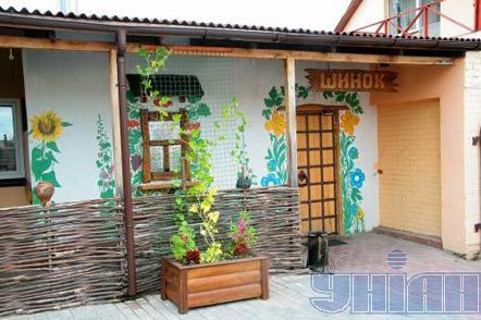 Милиция депортирует уголовных авторитетов в Россию (фоторепортаж)