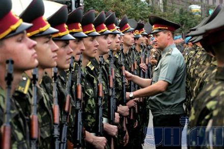Курсанты одного из военных институтов Украины во время генеральной репетиции парада 
