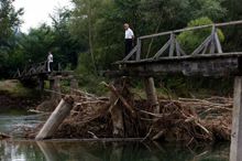 Наслідки повені – зруйнований міст. Чернівецька область, 9 серпня 2008 р. 