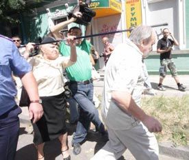 У Сімферополі розстріляли Гітлера та Бандеру (фоторепортаж)