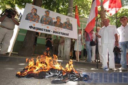 У Сімферополі розстріляли Гітлера та Бандеру (фоторепортаж)