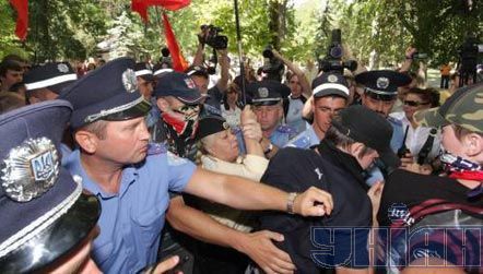 В Симферополе расстреляли Гитлера и Бандеру (фоторепортаж)