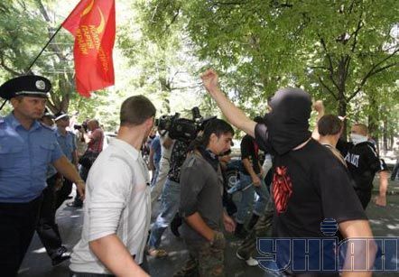 В Симферополе расстреляли Гитлера и Бандеру (фоторепортаж)
