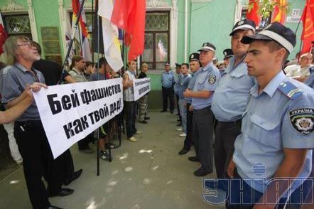 У Сімферополі розстріляли Гітлера та Бандеру (фоторепортаж)