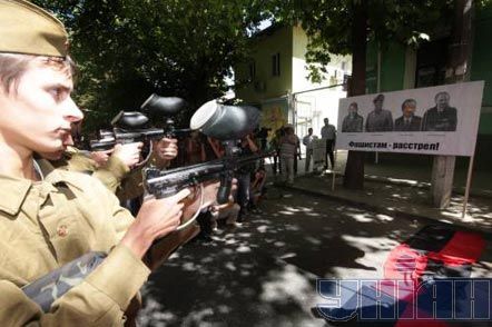 У Сімферополі розстріляли Гітлера та Бандеру (фоторепортаж)