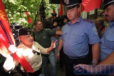 В Симферополе расстреляли Гитлера и Бандеру (фоторепортаж)