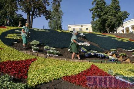 Цветочные часы близ Площади Независимости (фото)