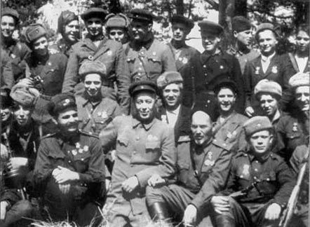 Командиры Сумского партизанского соединения перед уходом в Карпатский рейд (1943 г.). В центре комиссар соединения С.Руднев, секретарь ЦК КП(б)У Д.Коротченко и командир соединения С.Ковпак
