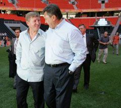 Віктор Янукович і Рінат Ахметов оглядають новий стадіон ”Донбас-Арена”. Донецьк, 25 серпня 
