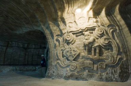 Литвин на богослужении в подземной церкви (фото)