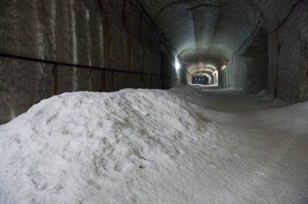 Литвин на богослужении в подземной церкви (фото)