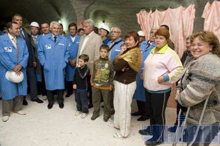 Литвин на богослужении в подземной церкви (фото)