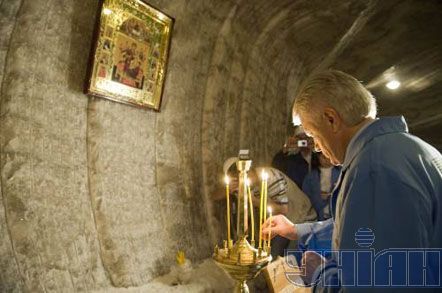 Литвин на богослужении в подземной церкви (фото)