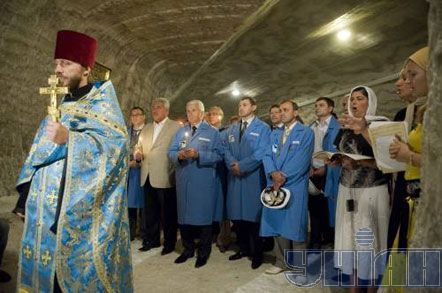 Литвин на богослужении в подземной церкви (фото)