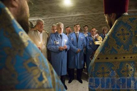 Литвин на богослужении в подземной церкви (фото)