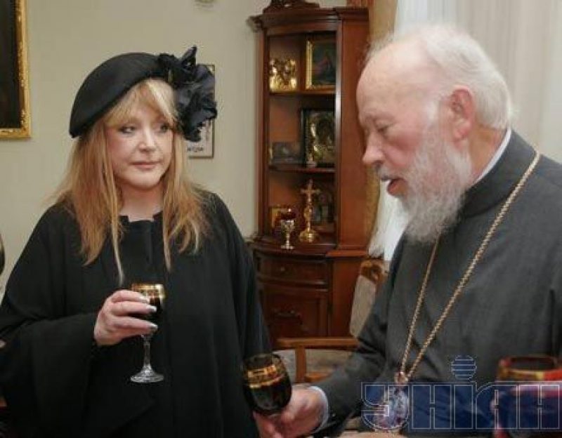Алла Пугачева и предстоятель Украинской православной церкви Митрополит Киевский и всея Украины Владимир в Киево-Печерской Лавре, 25 апреля 2009 г. Фото УНИАН
