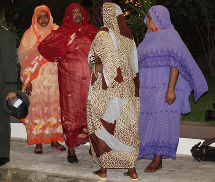 Группа женщин, сопровождавшая президента Чада - предположительно жены.