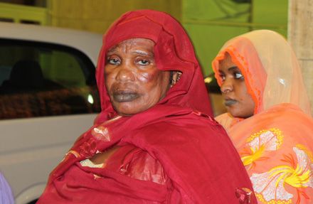 Судя по всему, главная из группы женщин, сопровождавших президента Чада
