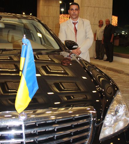 Автомобили в Ливии моют очень редко, однако водитель бронированного “Мерседеса” в котором во время свого визита ездила Тимошенко, протирал его, как только выдавалась свободная минутка.