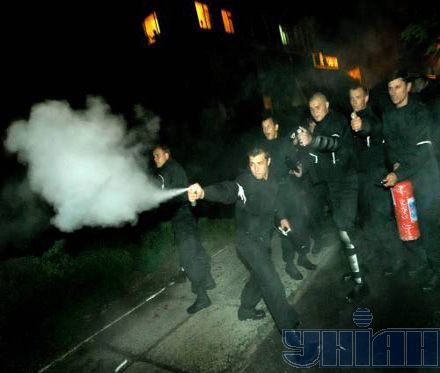 Фотограф УНІАН постраждав під час захоплення заводу 'Таврія' (фото)