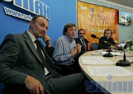 Замминистра культуры Николай Яковина, директор фестиваля ”Червона Рута 2009” Тарас Мельник, первый замглавы Черновицкой ОГА Виктор Павлюк, PR-директор фестиваля Назар Дронь. Киев, 10 сентября