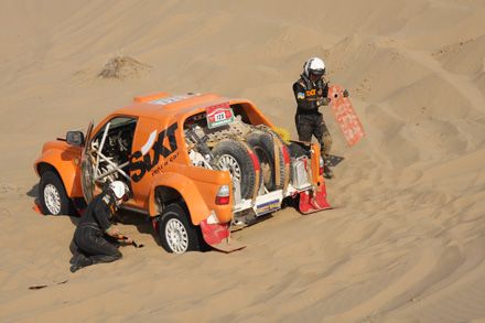 «Шовковий шлях» штурмує Каракуми: українці відкопували машину з піску