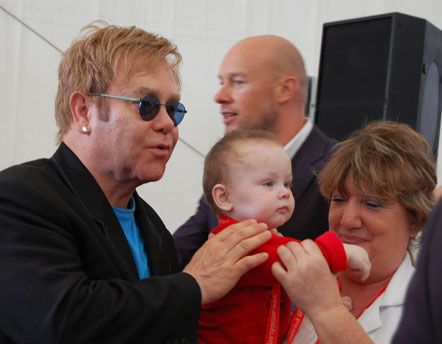 Элтон Джон приехал в Макеевку узнать, куда идут его деньги