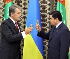 Президенти України і Туркменистану після церемонії підписання двосторонніх документів. Ашгабат, 15 вересня 