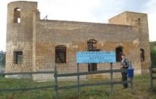 Пенсионер-коммунист строит в своем огороде церковь