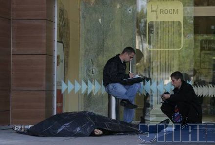 В Киеве расстреляли владельца ТЦ, жена - в заложниках (добавлены фото)