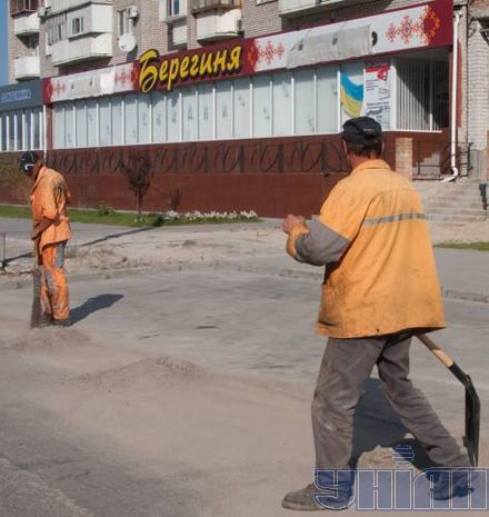 В Запорожье к приезду Ющенко заклеили все вывески на русском (фото)
