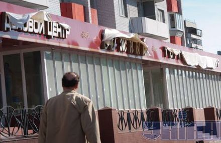 В Запорожье к приезду Ющенко заклеили все вывески на русском (фото)