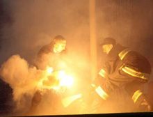 Обслуговуючий персонал прибирає фаєри, які українські вболівальники кинули до воріт національної збірної Англії