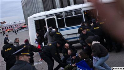 Спецназ жорстоко розігнав акцію солідарності в Мінську (фото)