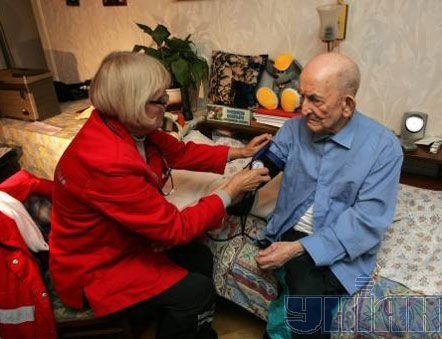 Врач скорой помощи меряет давление