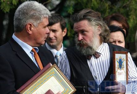 Советник Департамента сельского хозяйства княжества Лихтенштейн, внук основателя биосферного заповедника ”Аскания-Нова” Фридриха Фальц-Фейна (1863-1920 гг.) Фридрих Фальц-Фейн и автор памятника, заслуженный художник России Дмитрий Тугаринов 