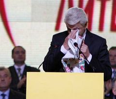 Владимир Литвин вытирает слезы во время своего выступления на ХІ съезде Народной партии. Киев, 21 октября