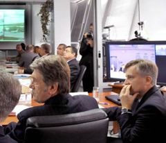 Виктор Ющенко и Валентин Наливайченко во время антитеррористических учений на территории Международного аэропорта ”Борисполь”. 22 октября