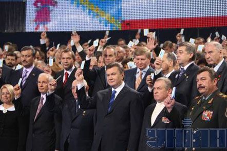 Виктор Янукович тоже голосовал за себя. А вот Ринат Ахметов деликатно спрятал свою карточку за спину лидера. Чтобы авторитетом не давить?