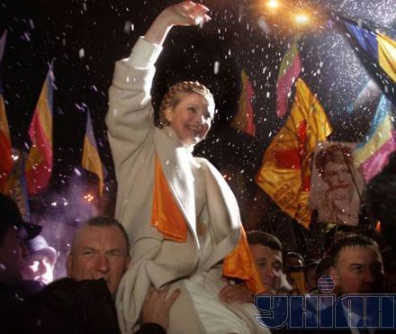Соратники Юлії Тимошенко несуть її через Майдан Незалежності. 22 листопада 2005 